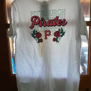 Pittsburgh Pirates Majestic White Graphic With Roses T-Shirt NWT Size Medium